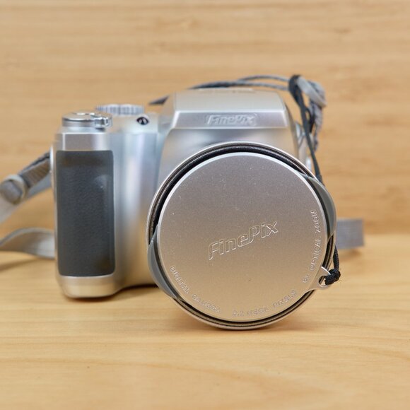 Fujifilm Finepix S3000 3.2MP Digital Camera, with 6x Optical Zoom, Made in Japan - Picture 2 of 9